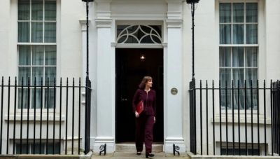 Βρετανία: Στο 1% κατεβάζει τον πήχυ της ανάπτυξης – Περικοπές δαπανών