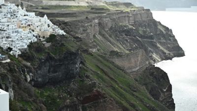 Επιστρέφει σταδιακά στην κανονικότητα η Σαντορίνη – Ανοίγουν την Τρίτη τα σχολεία