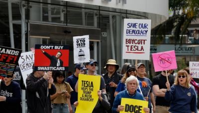 Χιλιάδες άνθρωποι σε διαμαρτυρίες έξω από αντιπροσωπείες της Tesla σε όλο τον κόσμο