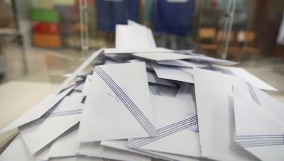 Δημοσκόπηση MRB μετά τα Τέμπη: Πρώτη η ΝΔ με απώλειες - Πόσο ανεβαίνει η Πλεύση Ελευθερίας