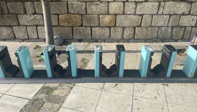 Ηράκλειο: Χθες παρέδωσαν τα ηλεκτρικά ποδήλατα, σήμερα έσπασαν τις βάσεις φόρτισής τους!