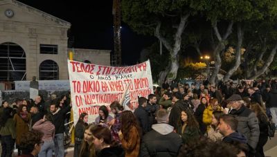 Χανιά: Με μεγάλη συμμετοχή το απογευματινό συλλαλητήριο για τα Τέμπη στην πλατεία της Δημοτικής Αγοράς