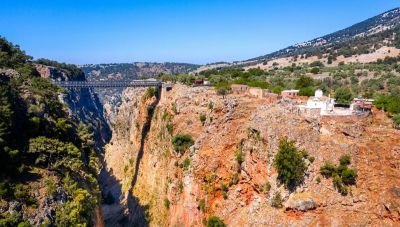Οι περισσότεροι γνωρίζουν τη Σαμαριά: Η Κρήτη διαθέτει ένα φαράγγι που σου κόβει την ανάσα και την υψηλότερη γέφυρα της χώρας