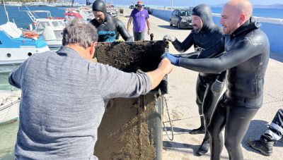 Σητεία: Καρέκλες, εξοπλισμό καταστημάτων και ογκώδη αντικείμενα  - Δείτε τι βρήκαν στο βυθό του λιμανιού (φωτο)