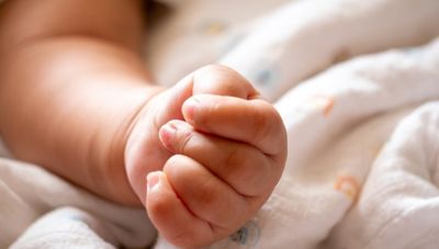 «Σήμερα βλέπουμε ξανά το χαμόγελο του», λένε οι γονείς του βρέφους που κάηκε από λάδι