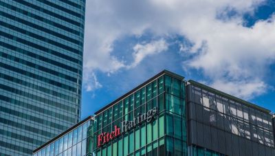 Fitch: Η αναβάθμιση της Ελλάδας ωφελεί τις τράπεζες