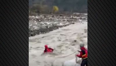 Τζουμέρκα: Πυροσβέστης της ΕΜΑΚ παρασύρθηκε σε ποταμό - Βίντεο από την επικίνδυνη επιχείρηση διάσωσης