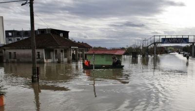 Πλημμύρες στην Αλβανία: Ηλικιωμένη νεκρή, εκατοντάδες κάτοικοι απομακρύνθηκαν εσπευσμένα από τα σπίτια τους
