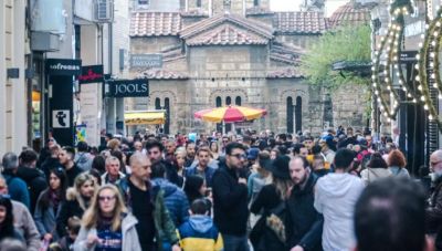 Εορταστικό ωράριο Χριστουγέννων: Πότε ξεκινά  - Πώς θα λειτουργήσουν τα καταστήματα