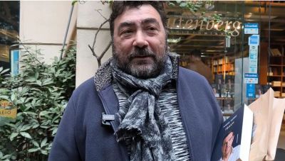 Στα βιβλιοπωλεία η «Ιθάκη» του Τσίπρα: «Έφυγα από τα Τρίκαλα για να το πάρω», λέει ο πρώτος πολίτης που το αγόρασε
