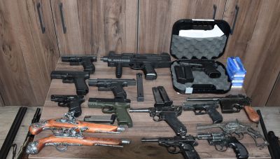 Επιχείρηση της ΕΛ.ΑΣ. στο Ρέθυμνο: Πέντε συλλήψεις και “οπλοστάσιο” με πολεμικά τουφέκια, ξίφη και εκατοντάδες φυσίγγια (φωτο)