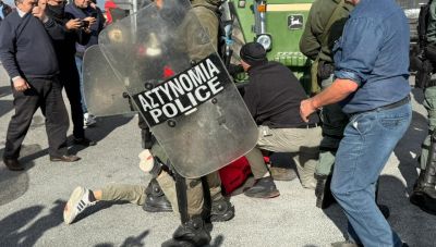 Επεισοδιακά ξεκίνησαν τα μπλόκα των αγροτών: Χημικά σε Νίκαια και Πλατύκαμπο