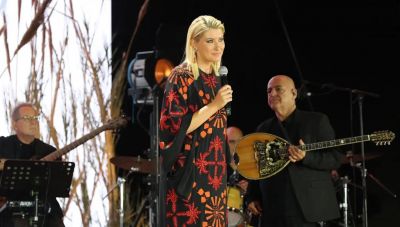 Σία Κοσιώνη: Ντεμπούτο στο θέατρο – Βίντεο από την εμφάνισή της στο «Παραδοσιακώς Ακατάλληλο»