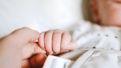 Επίδομα γέννας: Δήμοι στην Ελλάδα θα ξεκινήσουν τη χορήγηση έως και 3.000 ευρώ