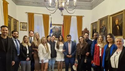 Η Κίμπερλι Γκιλφόιλ έλαβε τιμητικό μετάλλιο από τον Δήμο Ύδρας-Παρών και ο Κωνσταντίνος Αργυρός