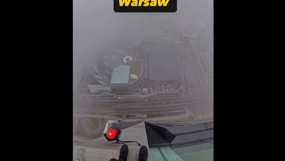 Αλεξιπτωτιστής κάνει BASE jump από το κτήριο της ΕΕ στη Βαρσοβία