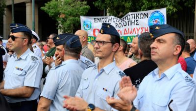 Διαμαρτυρία ένστολων στο κέντρο της Αθήνας για το νομοσχέδιο του Υπουργείου Εθνικής Άμυνας
