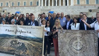 Στην κινητοποίηση για το μνημείο στην Παπούρα, στην Αθήνα, η Ελένη Βατσινά