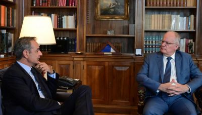 Μητσοτάκης σε Τασούλα: Το μνημείο του Αγνώστου Στρατιώτη έχει συμβολικό βάρος