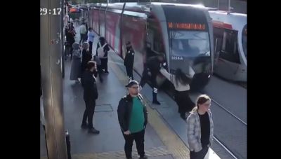 Τουρκία: Φύλακας ασφαλείας αποτρέπει παράσυρση κοπέλας από τραμ (Βίντεο)