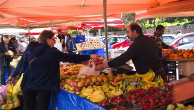 Ανεστάλη η απεργία που είχαν εξαγγείλει παραγωγοί και πωλητές λαϊκών αγορών στις 22 και 23 Οκτωβρίου