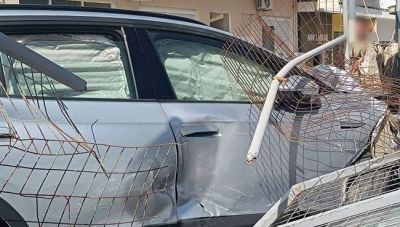 Χανιά: Οδηγός έχασε τον έλεγχο του οχήματος του κι έπεσε πάνω σε σταθμευμένα αυτοκίνητα