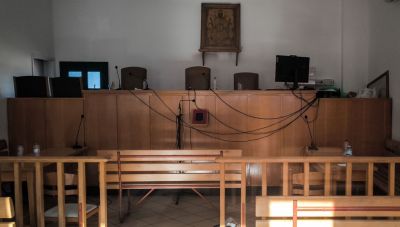 Σύλληψη ενόρκου στη Θεσσαλονίκη - Τράβηξε φωτογραφία μέσα στο δικαστήριο