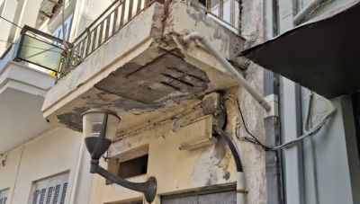 Ετοιμόρροπα στην Αγία Τριάδα: Το πρόβλημα γνωστό, η αδιαφορία δήμου και πολεοδομίας μόνιμη