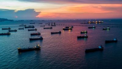 Bloomberg: Η Ελλάδα λέει «όχι» στον φόρο άνθρακα στη ναυτιλία