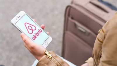 Μειώνονται συνεχώς τα διαθέσιμα καταλύματα Airbnb