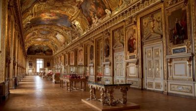 Γαλλία: Ληστεία στο μουσείο του Λούβρου – Κουκουλοφόροι άρπαξαν 9 κομμάτια από συλλογή κοσμημάτων του Ναπολέοντα