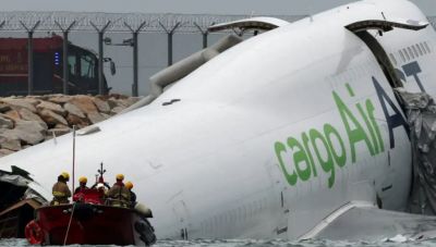 Χονγκ Κονγκ: Αεροσκάφος της Emirates έπεσε στη θάλασσα κατά την προσγείωση