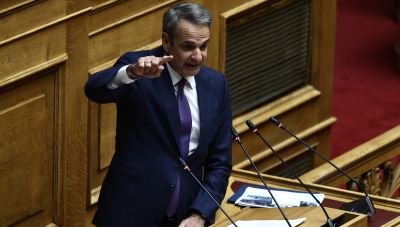 Βουλή: Στο κόκκινο η πολιτική αντιπαράθεση, ενδοκυβερνητικές τριβές από τη διαφοροποίηση Δένδια