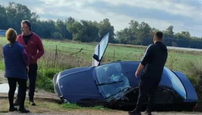 Αχαΐα: Εκσκαφέας παρέσυρε αυτοκίνητο και το πέταξε σε χαντάκι - Ένας τραυματίας
