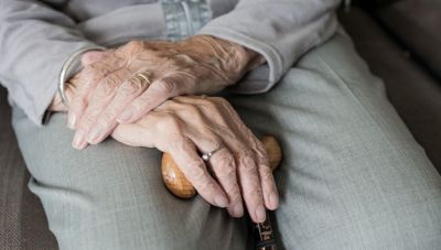 Ανήλικος «ξάφρισε» τη γιαγιά του στη Λέσβο – Έκλεψε 7.000 ευρώ