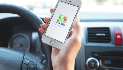 Τι προβλέπει ο νόμος για τη χρήση Google Maps κατά την οδήγηση