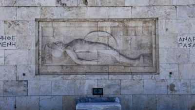Άγνωστος Στρατιώτης: Προσαγωγή γυναίκας που κάθισε στο μνημείο σε ένδειξη διαμαρτυρίας