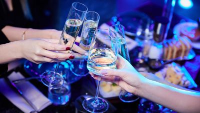 Θεσσαλονίκη: Συνελήφθησαν δύο άντρες επειδή επέτρεψαν την κατανάλωση αλκοόλ σε ανήλικες