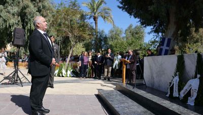 Ηράκλειο: Ένταση και αποδοκιμασίες στην κατάθεση στεφάνου – Θερμό επεισόδιο με τον Γ.Γ. Πρωτοβάθμιας, Δευτεροβάθμιας & Ειδικής Αγωγής (φωτο)