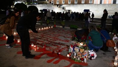 Νέα συγκέντρωση στο Σύνταγμα για τα Τέμπη: Λουλούδια και κεριά στα γραμμένα ονόματα των θυμάτων