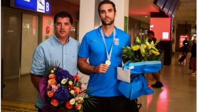 Ο Στέφανος Ντούσκος επέστρεψε στην Ελλάδα με τα μετάλλια που κέρδισε στο Παγκόσμιο πρωτάθλημα κωπηλασίας