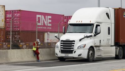 ΗΠΑ: Από 1η Νοεμβρίου σε ισχύ ο δασμός 25% στις εισαγωγές βαρέων φορτηγών οχημάτων