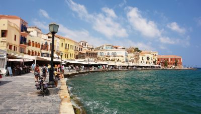 Ενετικό Λιμάνι Χανίων: Φωταγώγηση του Φάρου για την Παγκόσμια Ημέρα Ευαισθητοποίησης του Συνδρόμου Rett