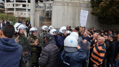 Λιβαδειά: Αγρότες έσπασαν αστυνομικό κλοιό και περικυκλώνουν τον Υπουργό Κώστα Τσιάρα