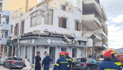 Λαύριο: Σώθηκε τελευταία στιγμή από το μπαλκόνι που κατέρρευσε (βίντεο)
