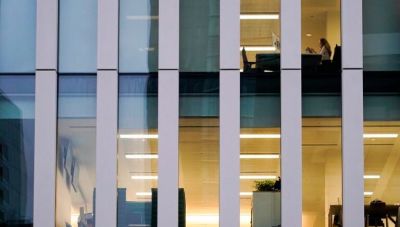 Ενας στους πέντε Ελληνες δουλεύει πάνω από 45 ώρες την εβδομάδα