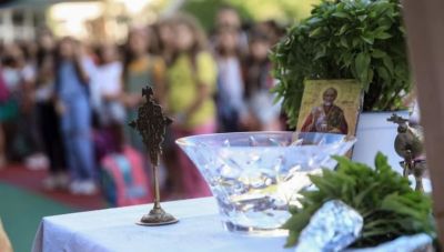 Σχολεία: Πρώτο κουδούνι σήμερα με αγιασμό και νέα βιβλία – Πρώτη ημέρα μαθημάτων την Παρασκευή