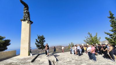 Συγκινητικές στιγμές στο Πανδημοτικό Ηρώο, με πρωταγωνιστές τους μαθητές της Βιάννου, στην εκδήλωση για το Ολοκαύτωμα