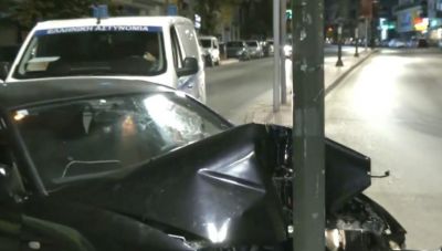Τροχαίο στα Κάτω Πατήσια: Ι.Χ. έπεσε σε κολώνα – Μία γυναίκα τραυματίας