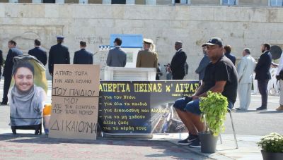 Πατέρας θύματος της τραγωδίας των Τεμπών κάνει απεργία πείνας και δίψας έξω από τη Βουλή